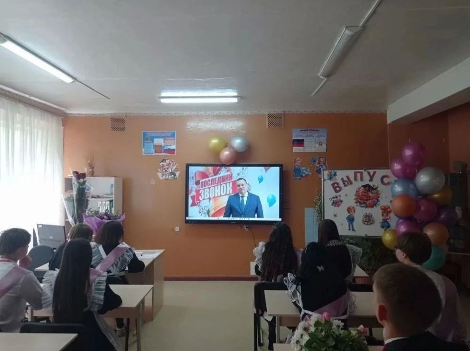 В школе №8 городского округа Енакиево прошла торжественная линейка «Последний звонок» В школе №8 городского округа Енакиево прошла торжественная линейка «Последний звонок»