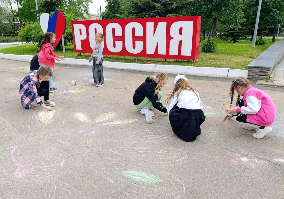 Наталья Бегуненко: В преддверии Дня защиты детей в Петровском районе прошел конкурс рисунков на асфальте «Детство - это радость» Наталья Бегуненко: В преддверии Дня защиты детей в Петровском районе прошел конкурс рисунков на асфальте «Детство - это радость»