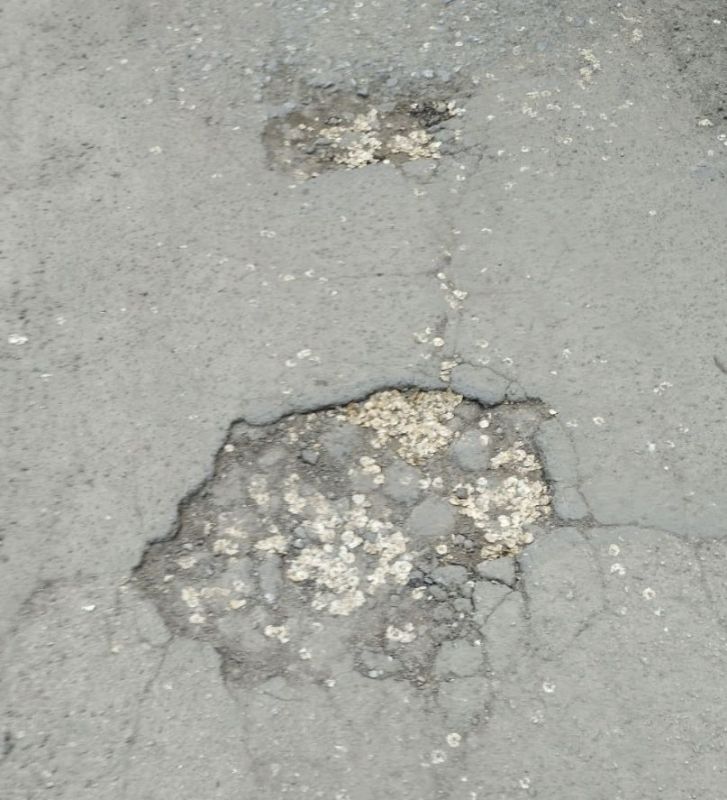 Асфальт не прожил и полутора лет после ремонта в Киевском районе Донецка Асфальт не прожил и полутора лет после ремонта в Киевском районе Донецка