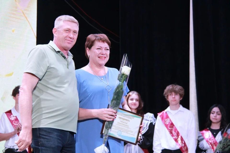 Сегодня посетил торжественное мероприятие, посвящённое Последнему звонку в ГБОУ «Володарская школа № 2 Володарского м.о.» Сегодня посетил торжественное мероприятие, посвящённое Последнему звонку в ГБОУ «Володарская школа № 2 Володарского м.о.»