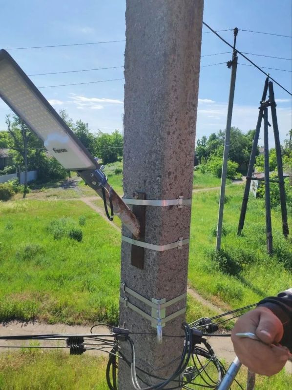 В Снежном продолжаются работы по восстановлению наружного освещения В Снежном продолжаются работы по восстановлению наружного освещения