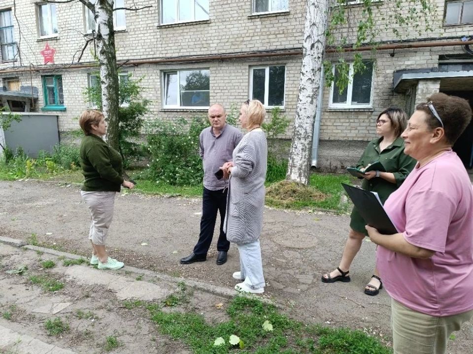 Встреча с жителями. 26 мая заместитель главы администрации городского округа Иловайск Сергей Александрович Криза встретился с жителями дома №141 по ул. Шевченко Встреча с жителями. 26 мая заместитель главы администрации городского округа Иловайск Сергей Александрович Криза встретился с жителями дома №141 по ул. Шевченко