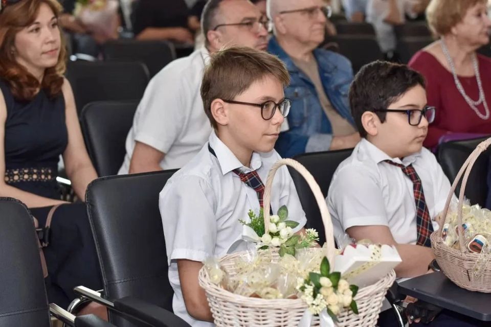 Денис Шимановский: В этот день, ровно 12 лет назад, на репетиции выпускного вальса, я впервые услышал гул вертолётов и истребителей Денис Шимановский: В этот день, ровно 12 лет назад, на репетиции выпускного вальса, я впервые услышал гул вертолётов и истребителей