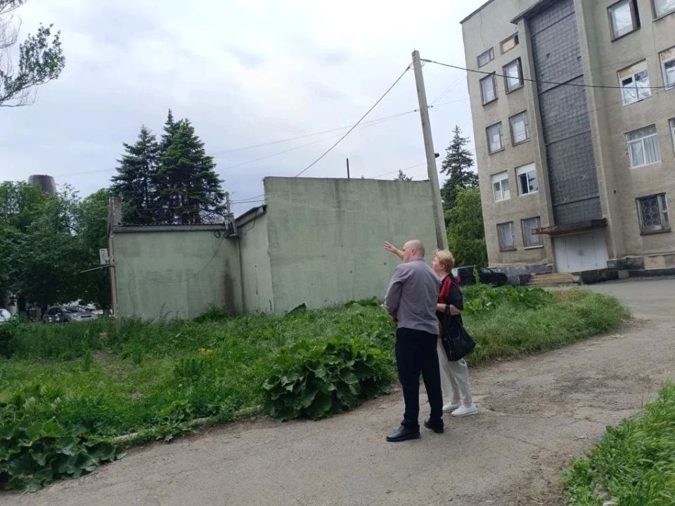 Встреча с жителями. 26 мая заместитель главы администрации городского округа Иловайск Сергей Александрович Криза встретился с жителями дома №141 по ул. Шевченко Встреча с жителями. 26 мая заместитель главы администрации городского округа Иловайск Сергей Александрович Криза встретился с жителями дома №141 по ул. Шевченко
