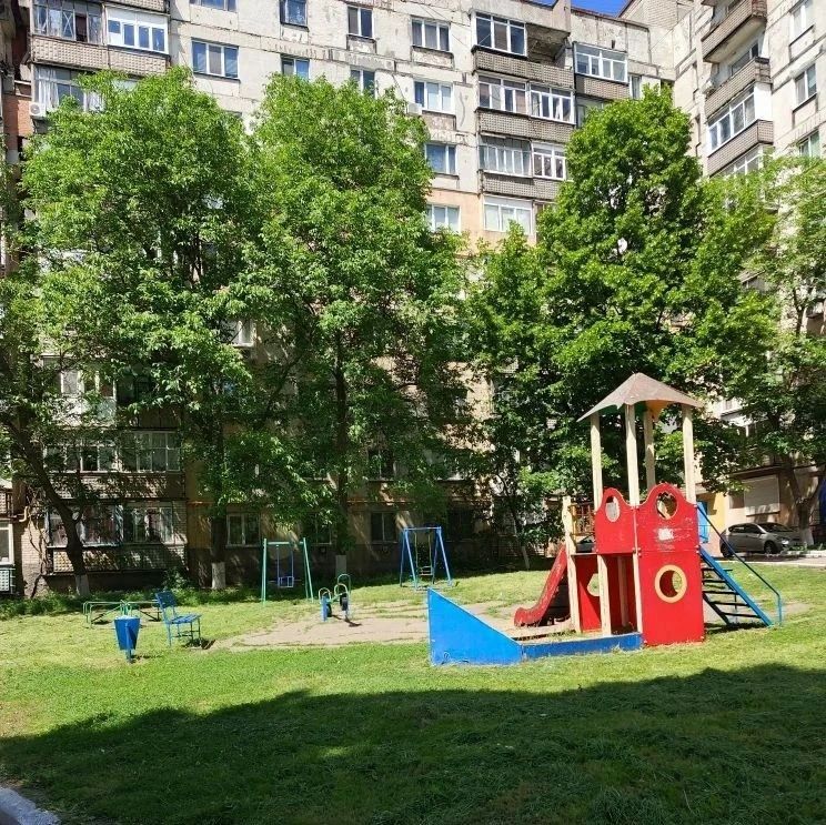 В городском округе Снежное на улицах Советской и Терешковой работники Снежнянского филиала Единого регионального фонда по управлению многоквартирными домами провели покос травы