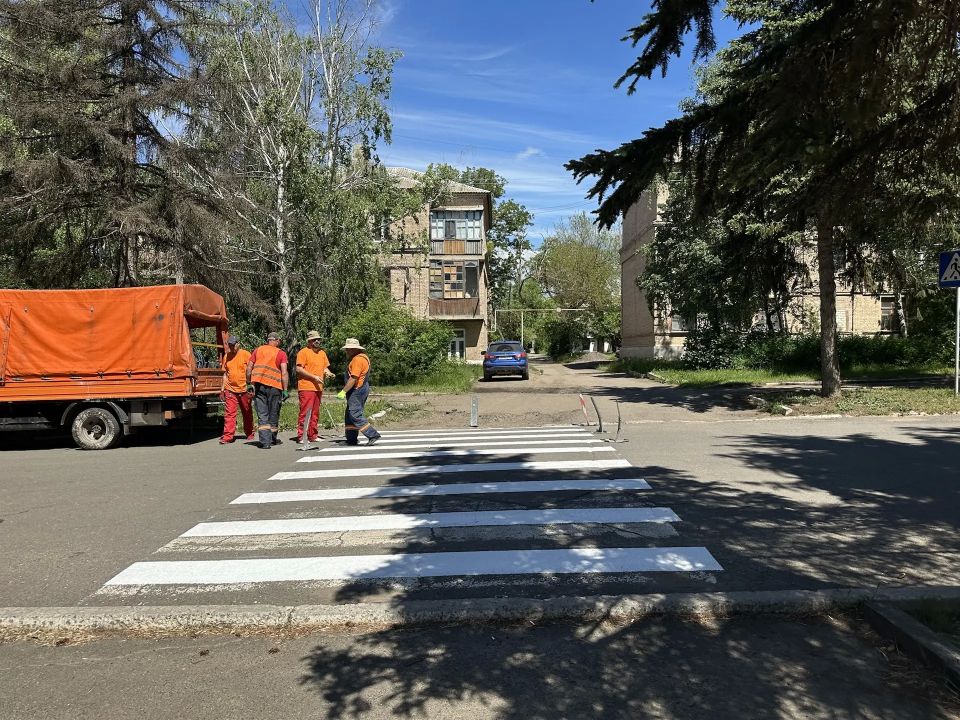 В Докучаевске обновляют дорожную разметку В Докучаевске обновляют дорожную разметку