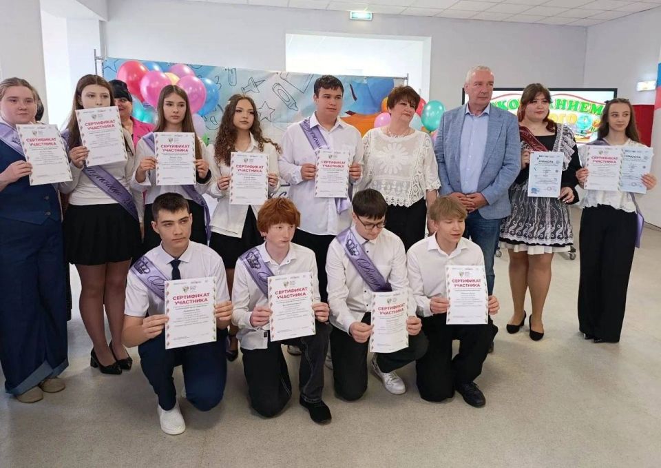 Партийцы поздравили выпускников с Последним звонком Партийцы поздравили выпускников с Последним звонком
