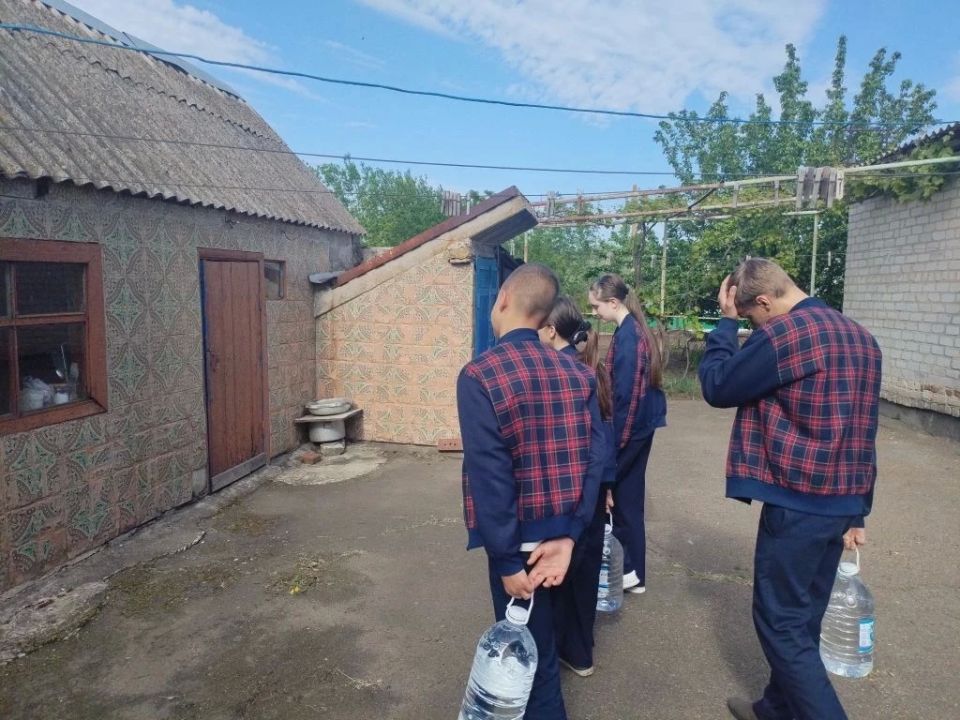 В рамках акции «Маленькие добрые дела» активисты ГБОУ «Привольненская школа» нанесли визит заслуженному педагогу, учителю-пенсионеру Ж.А. Журавлёвой В рамках акции «Маленькие добрые дела» активисты ГБОУ «Привольненская школа» нанесли визит заслуженному педагогу, учителю-пенсионеру Ж.А. Журавлёвой