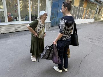В рамках акции «Маленькие добрые дела» отдел опеки и попечительства администрации городского округа помог одинокой женщине приобрести продукты питания, а также оказал поддержку в решении бытовых вопросов
