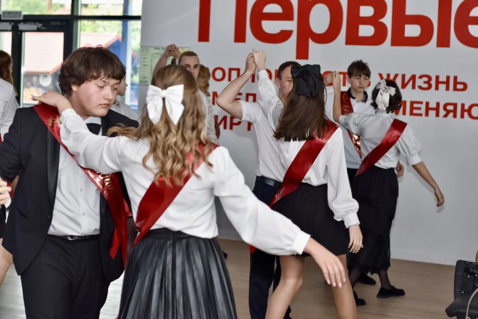Денис Шимановский: В этот день, ровно 12 лет назад, на репетиции выпускного вальса, я впервые услышал гул вертолётов и истребителей Денис Шимановский: В этот день, ровно 12 лет назад, на репетиции выпускного вальса, я впервые услышал гул вертолётов и истребителей