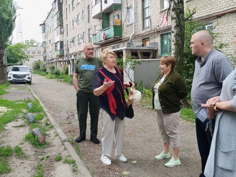 Встреча с жителями. 26 мая заместитель главы администрации городского округа Иловайск Сергей Александрович Криза встретился с жителями дома №141 по ул. Шевченко Встреча с жителями. 26 мая заместитель главы администрации городского округа Иловайск Сергей Александрович Криза встретился с жителями дома №141 по ул. Шевченко