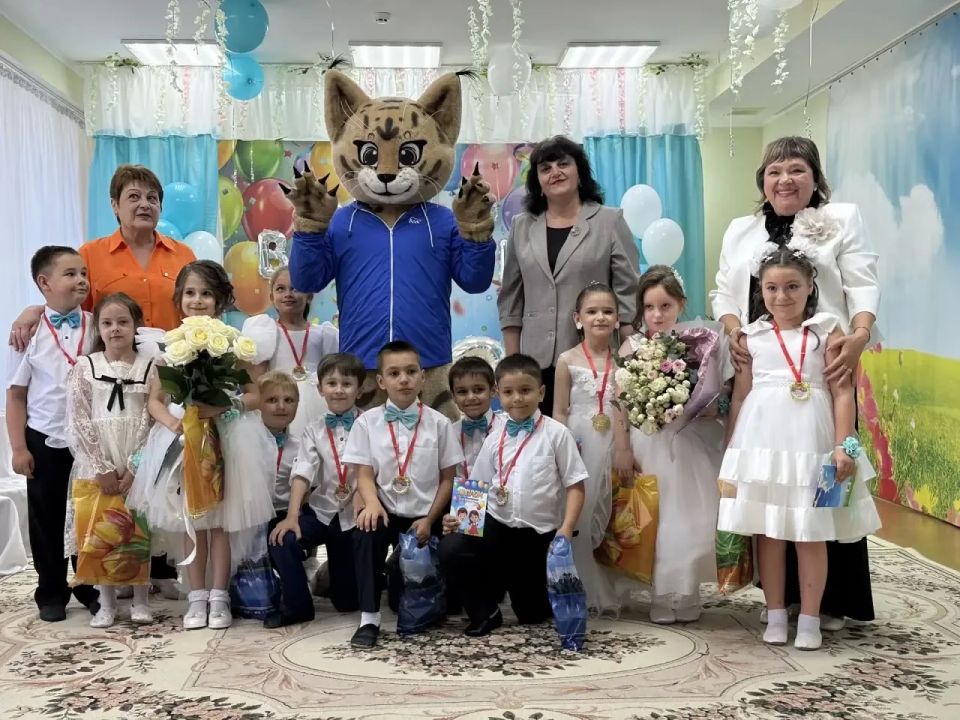 Трогательный выпускной праздник Трогательный выпускной праздник