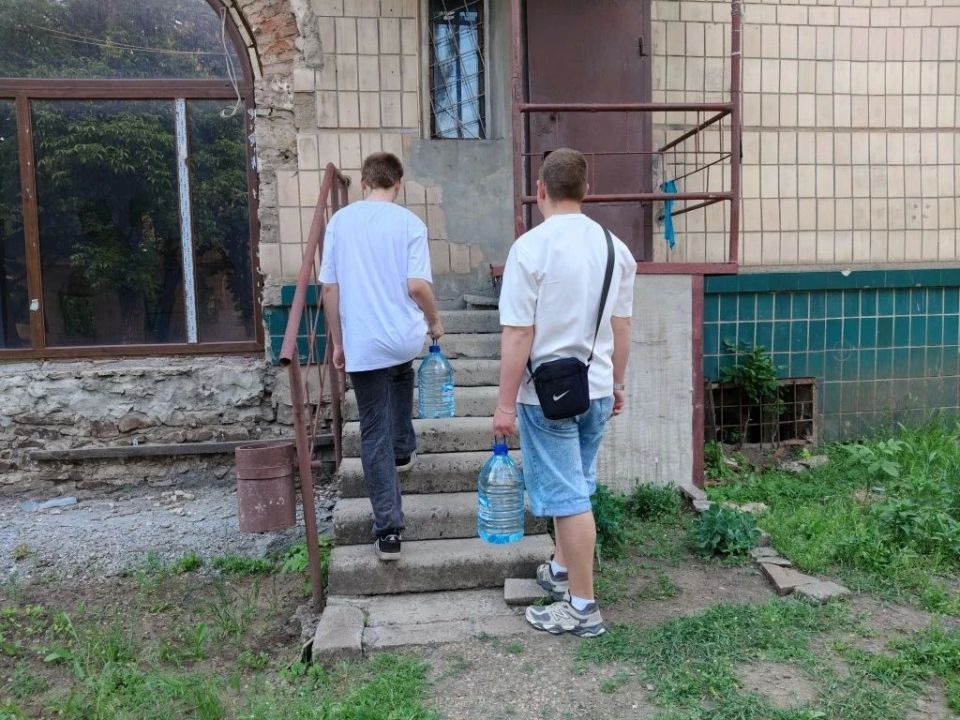 С теплом в сердце. Илья Терпило и Иван Заборьев, помощники депутата Снежнянского городского совета ДНР первого созыва навестили мать участника СВО С теплом в сердце. Илья Терпило и Иван Заборьев, помощники депутата Снежнянского городского совета ДНР первого созыва навестили мать участника СВО