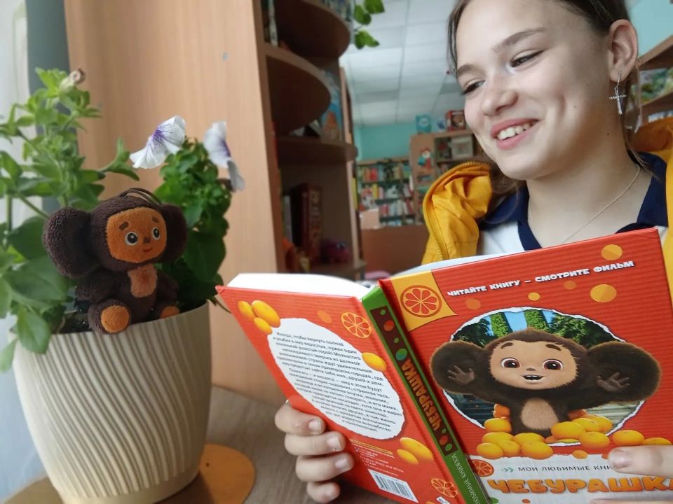 Сотрудники детской библиотеки-филиала провели фото акцию «Девчонки и мальчишки растут от книжки к книжке» Сотрудники детской библиотеки-филиала провели фото акцию «Девчонки и мальчишки растут от книжки к книжке»