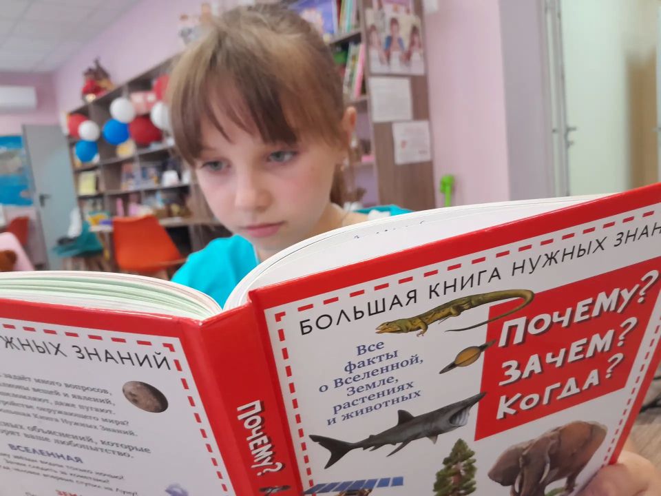 Сотрудники детской библиотеки-филиала провели фото акцию «Девчонки и мальчишки растут от книжки к книжке» Сотрудники детской библиотеки-филиала провели фото акцию «Девчонки и мальчишки растут от книжки к книжке»