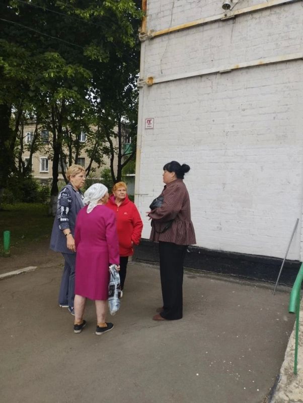 Общаемся с жителями. Журавлёва Татьяна Владимировна, депутат Снежнянского городского совета от партии ЛДПР, провела встречу с представителем администрации на закреплённой территории Общаемся с жителями. Журавлёва Татьяна Владимировна, депутат Снежнянского городского совета от партии ЛДПР, провела встречу с представителем администрации на закреплённой территории