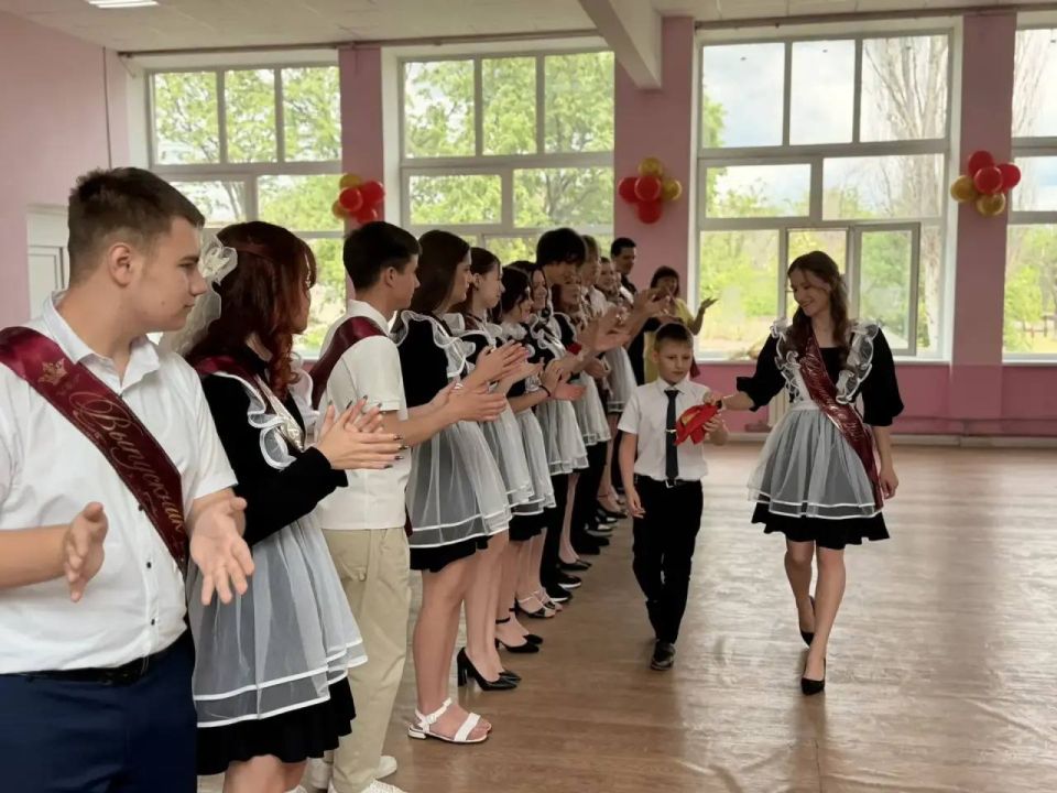 Дмитрий Блинов: Последний звонок – важный рубеж и начало нового пути! Дмитрий Блинов: Последний звонок – важный рубеж и начало нового пути!