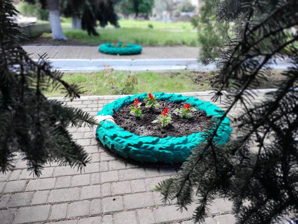 Маленькие добрые дела.. В рамках партийной акции «Маленькие добрые дела» сотрудники МБУ «ЦБС г.о. Дебальцево» привели в порядок братскую могилу погибших жителей города во время оккупации немецкими войсками, а также... Маленькие добрые дела.. В рамках партийной акции «Маленькие добрые дела» сотрудники МБУ «ЦБС г.о. Дебальцево» привели в порядок братскую могилу погибших жителей города во время оккупации немецкими войсками, а также...
