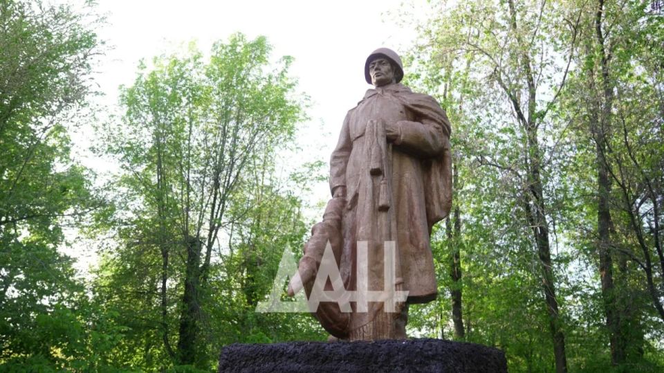 Сотни безымянных под одним памятником Сотни безымянных под одним памятником