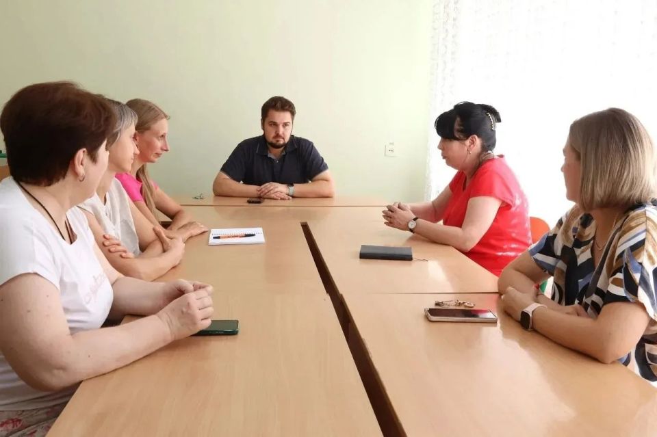 Роман Конев: 27 мая 2026 года депутаты Горловского городского совета от фракции «Единая Россия» — Сергей Третьяков, Елена Кузьмина, Нелля Якуненко, Дмитрий Корона, Сергей Медведев, Максим Лебедев, Геннадий Маюров и Инает... Роман Конев: 27 мая 2026 года депутаты Горловского городского совета от фракции «Единая Россия» — Сергей Третьяков, Елена Кузьмина, Нелля Якуненко, Дмитрий Корона, Сергей Медведев, Максим Лебедев, Геннадий Маюров и Инает...
