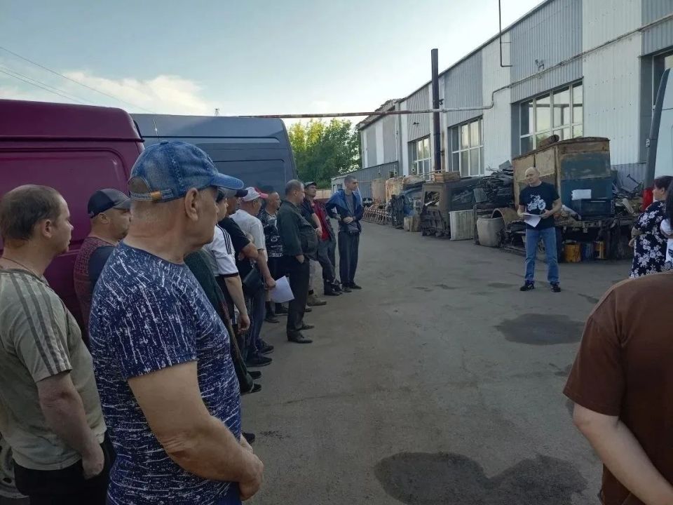 Роман Конев: 27 мая 2026 года депутаты Горловского городского совета от фракции «Единая Россия» — Сергей Третьяков, Елена Кузьмина, Нелля Якуненко, Дмитрий Корона, Сергей Медведев, Максим Лебедев, Геннадий Маюров и Инает... Роман Конев: 27 мая 2026 года депутаты Горловского городского совета от фракции «Единая Россия» — Сергей Третьяков, Елена Кузьмина, Нелля Якуненко, Дмитрий Корона, Сергей Медведев, Максим Лебедев, Геннадий Маюров и Инает...