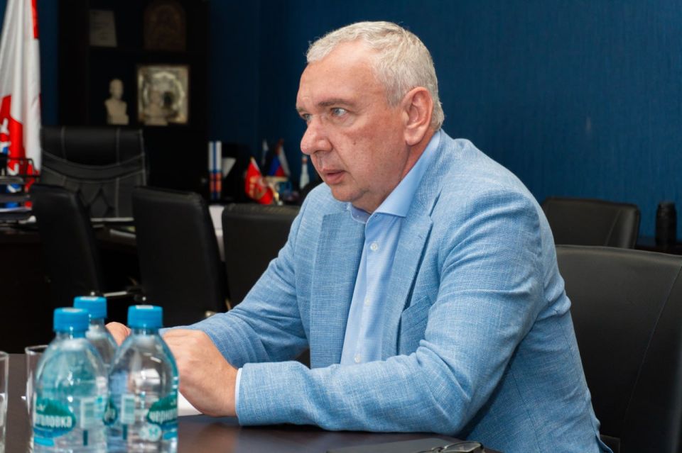 Провели рабочую встречу с главой городского округа Снежное Сергеем Ермаковым Провели рабочую встречу с главой городского округа Снежное Сергеем Ермаковым