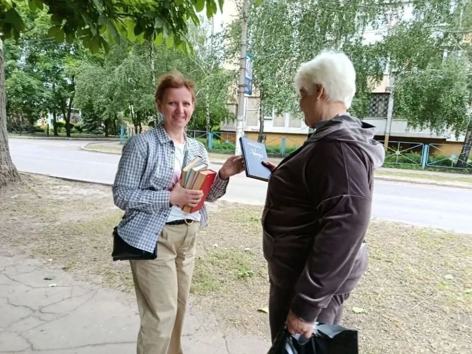 27 мая сотрудники Центральной городской модельной библиотеки и Центральной детской библиотеки приняли активное участие в Весеннем Всероссийском интеллектуальном забеге «Бегущая книга – 2026» 27 мая сотрудники Центральной городской модельной библиотеки и Центральной детской библиотеки приняли активное участие в Весеннем Всероссийском интеллектуальном забеге «Бегущая книга – 2026»
