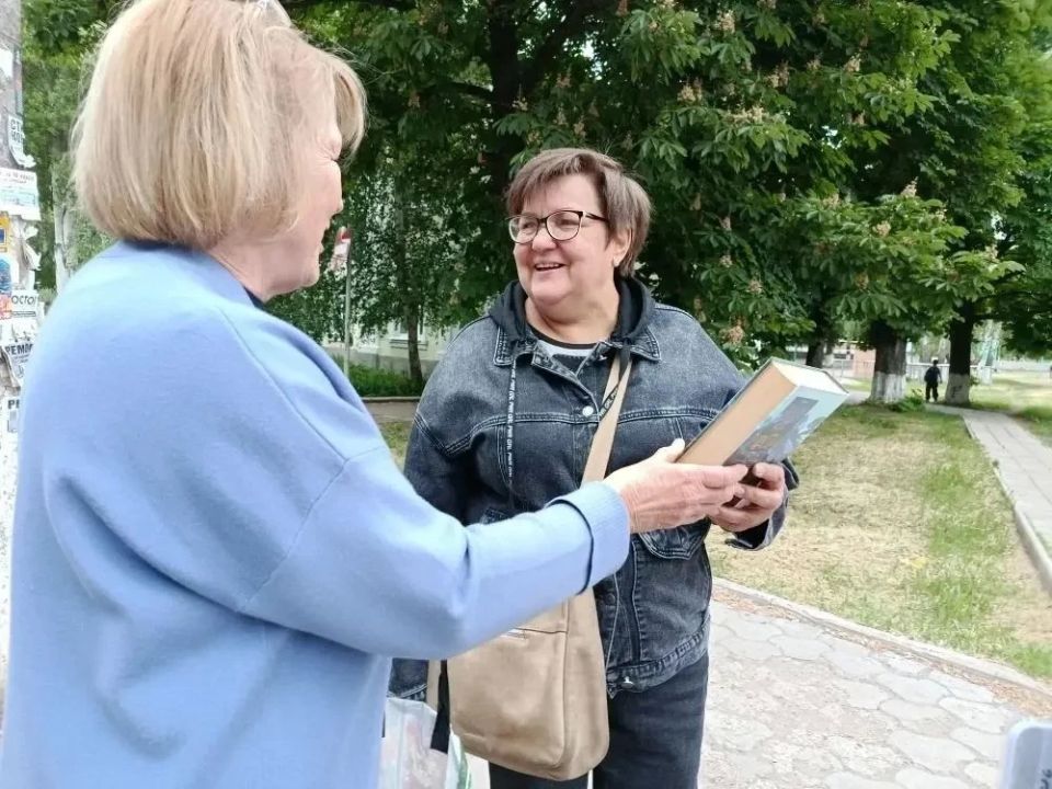 27 мая сотрудники Центральной городской модельной библиотеки и Центральной детской библиотеки приняли активное участие в Весеннем Всероссийском интеллектуальном забеге «Бегущая книга – 2026» 27 мая сотрудники Центральной городской модельной библиотеки и Центральной детской библиотеки приняли активное участие в Весеннем Всероссийском интеллектуальном забеге «Бегущая книга – 2026»