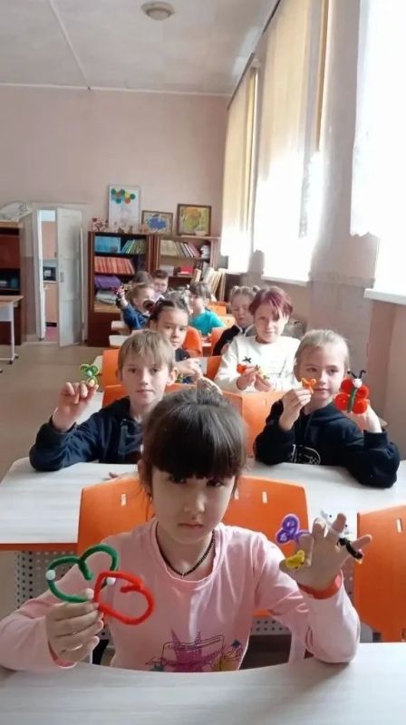 Каникулы с пользой!. Сегодня в ясиноватских школах № 4 и № 7 распахнулись двери летних пришкольных площадок, готовых подарить ребятам незабываемые каникулы Каникулы с пользой!. Сегодня в ясиноватских школах № 4 и № 7 распахнулись двери летних пришкольных площадок, готовых подарить ребятам незабываемые каникулы