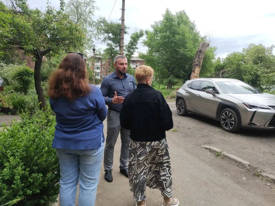 26 мая, по поручению Главы Республики Дениса Пушилина, спикер-активист Алексей Боршош провел встречу с жителями Кировского района на подведомственной территории по адресу: бульвар 8 Сентября, 12