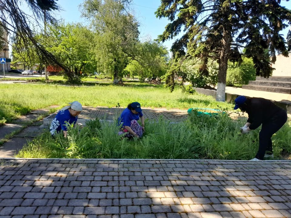 Маленькие добрые дела.. В рамках партийной акции «Маленькие добрые дела» сотрудники МБУ «ЦБС г.о. Дебальцево» привели в порядок братскую могилу погибших жителей города во время оккупации немецкими войсками, а также...