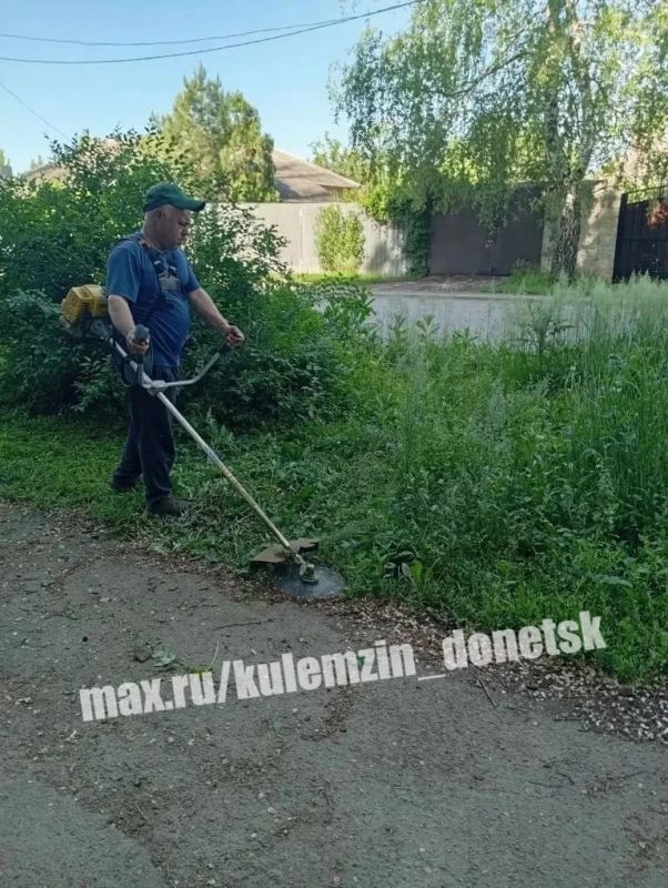 Алексей Кулемзин: Сотрудники предприятия «Зелёное строительство» продолжают благоустройство города Алексей Кулемзин: Сотрудники предприятия «Зелёное строительство» продолжают благоустройство города