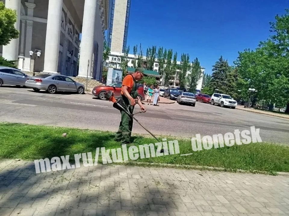 Алексей Кулемзин: Сотрудники предприятия «Зелёное строительство» продолжают благоустройство города Алексей Кулемзин: Сотрудники предприятия «Зелёное строительство» продолжают благоустройство города