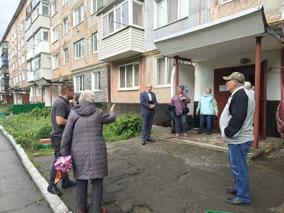 Замглавы администрации Снежного ответил на вопросы жителей улицы Донской Замглавы администрации Снежного ответил на вопросы жителей улицы Донской