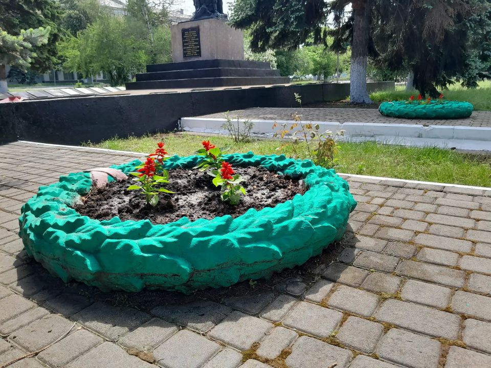 Маленькие добрые дела.. В рамках партийной акции «Маленькие добрые дела» сотрудники МБУ «ЦБС г.о. Дебальцево» привели в порядок братскую могилу погибших жителей города во время оккупации немецкими войсками, а также... Маленькие добрые дела.. В рамках партийной акции «Маленькие добрые дела» сотрудники МБУ «ЦБС г.о. Дебальцево» привели в порядок братскую могилу погибших жителей города во время оккупации немецкими войсками, а также...