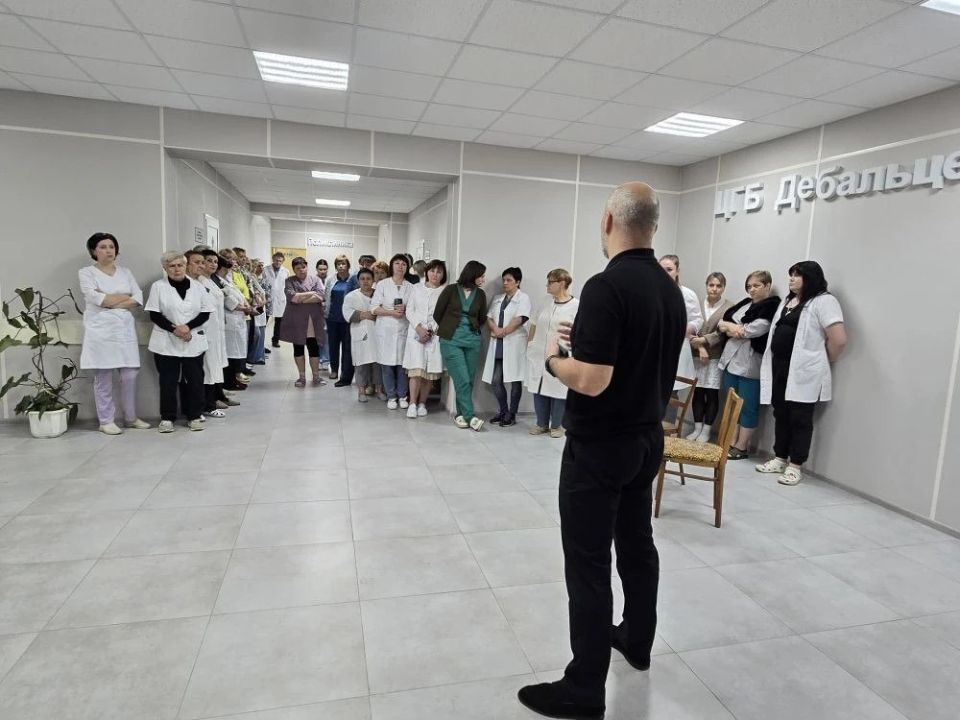 Глава Дебальцево обсудил актуальные вопросы с медицинскими работниками городской больницы Глава Дебальцево обсудил актуальные вопросы с медицинскими работниками городской больницы