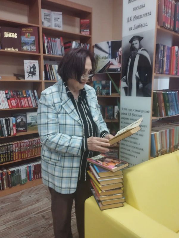Дружи с книгой. 27 мая отмечается Общероссийский день библиотек – праздник не только библиотекарей, но и всех, кто любит книги и понимает их огромную роль в культурной и общественной жизни общества Дружи с книгой. 27 мая отмечается Общероссийский день библиотек – праздник не только библиотекарей, но и всех, кто любит книги и понимает их огромную роль в культурной и общественной жизни общества