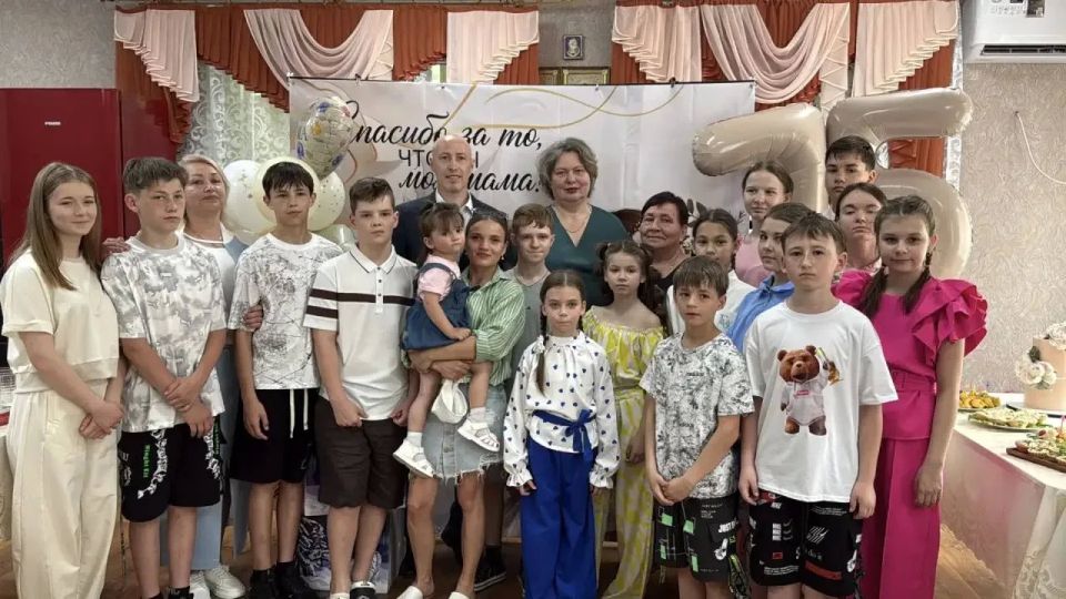 Сергей Парчевский в рамках акции «Добрые дела» поздравил многодетную мать с 75-летием