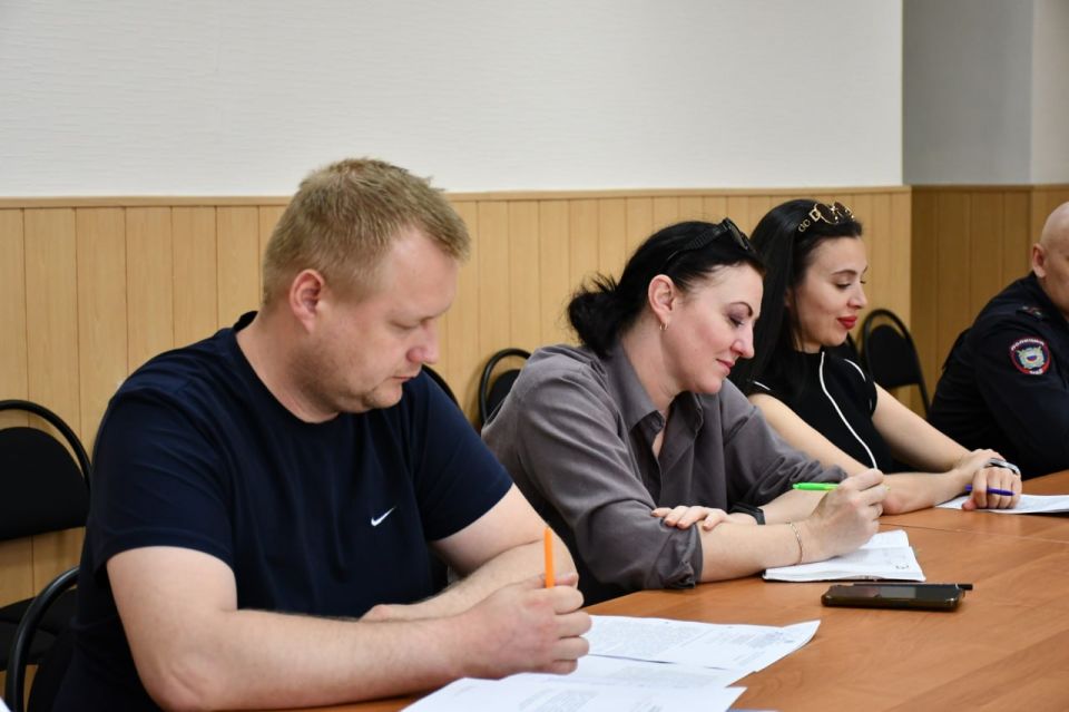 Сергей Желновач: 26 мая под председательством заместителя главы администрации городского округа Дебальцево Глебова Евгения Юрьевича в зале заседаний администрации городского округа Дебальцево прошло заседание комиссии по... Сергей Желновач: 26 мая под председательством заместителя главы администрации городского округа Дебальцево Глебова Евгения Юрьевича в зале заседаний администрации городского округа Дебальцево прошло заседание комиссии по...