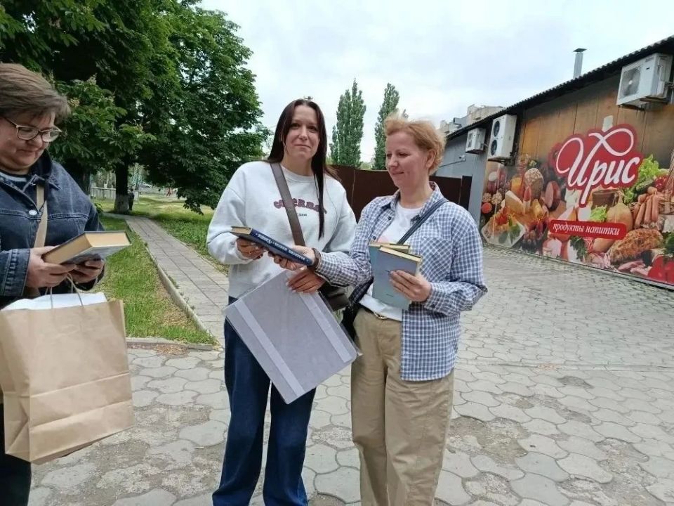 27 мая сотрудники Центральной городской модельной библиотеки и Центральной детской библиотеки приняли активное участие в Весеннем Всероссийском интеллектуальном забеге «Бегущая книга – 2026» 27 мая сотрудники Центральной городской модельной библиотеки и Центральной детской библиотеки приняли активное участие в Весеннем Всероссийском интеллектуальном забеге «Бегущая книга – 2026»