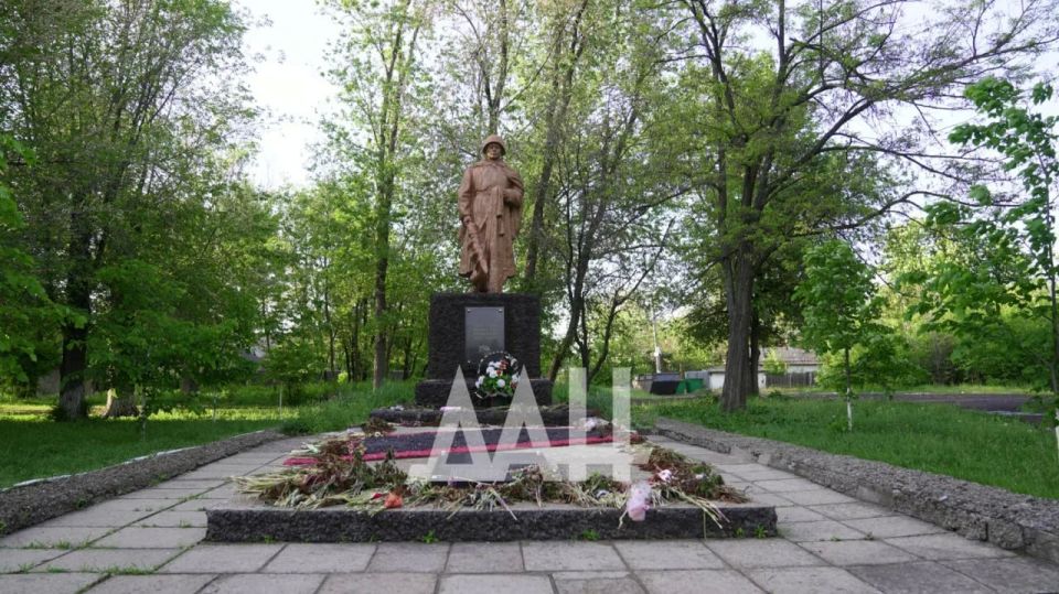 Сотни безымянных под одним памятником Сотни безымянных под одним памятником