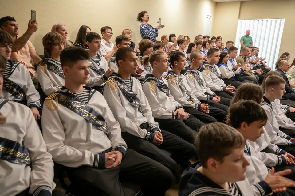 В общеобразовательных учреждениях Мариуполя прозвенел последний звонок В общеобразовательных учреждениях Мариуполя прозвенел последний звонок
