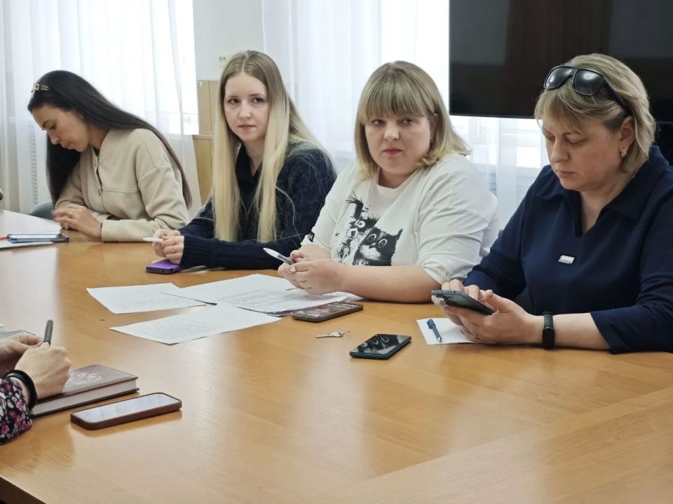Сегодня 27 мая 2026 года заместитель главы администрации городского округа Дебальцево Евгений Глебов провел рабочее совещание с Волонтерами федерального проекта «Формирование комфортной городской среды», которые помогают... Сегодня 27 мая 2026 года заместитель главы администрации городского округа Дебальцево Евгений Глебов провел рабочее совещание с Волонтерами федерального проекта «Формирование комфортной городской среды», которые помогают...
