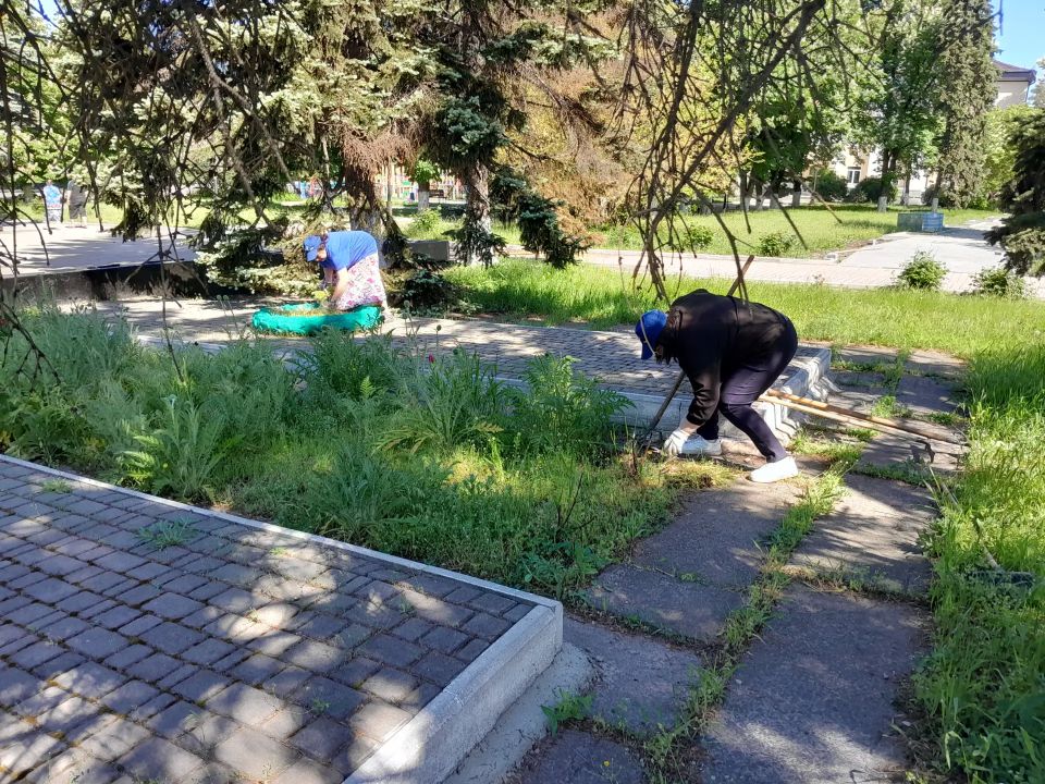 Маленькие добрые дела.. В рамках партийной акции «Маленькие добрые дела» сотрудники МБУ «ЦБС г.о. Дебальцево» привели в порядок братскую могилу погибших жителей города во время оккупации немецкими войсками, а также... Маленькие добрые дела.. В рамках партийной акции «Маленькие добрые дела» сотрудники МБУ «ЦБС г.о. Дебальцево» привели в порядок братскую могилу погибших жителей города во время оккупации немецкими войсками, а также...