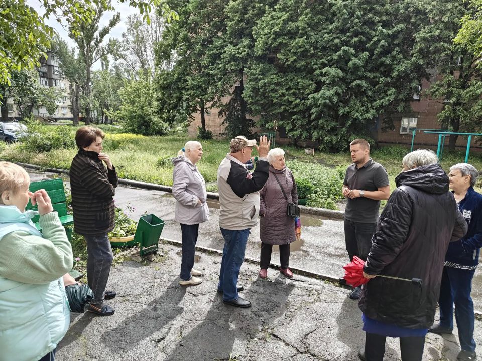Замглавы администрации Снежного ответил на вопросы жителей улицы Донской Замглавы администрации Снежного ответил на вопросы жителей улицы Донской