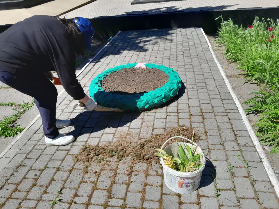 Маленькие добрые дела.. В рамках партийной акции «Маленькие добрые дела» сотрудники МБУ «ЦБС г.о. Дебальцево» привели в порядок братскую могилу погибших жителей города во время оккупации немецкими войсками, а также... Маленькие добрые дела.. В рамках партийной акции «Маленькие добрые дела» сотрудники МБУ «ЦБС г.о. Дебальцево» привели в порядок братскую могилу погибших жителей города во время оккупации немецкими войсками, а также...