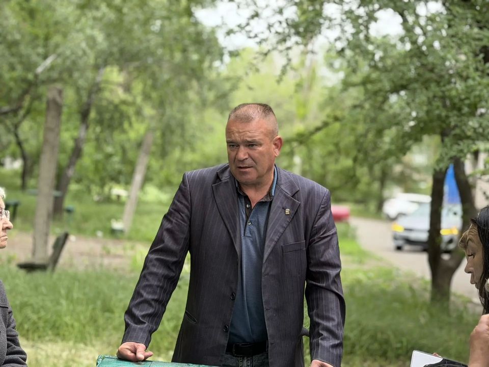 Денис Зубов: Встреча с жителями. 27 мая временно исполняющий полномочия главы муниципального образования городской округ Иловайск – Кузнецов Александр Васильевич встретился в жителями дома №7 по ул. Ярославского