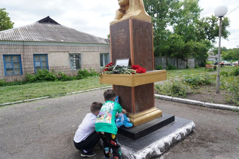 Сергей Юзвинкевич: 26 мая в Володарском муниципальном округе почтили память студентов, погибших в результате трагической атаки на колледж в Старобельске Сергей Юзвинкевич: 26 мая в Володарском муниципальном округе почтили память студентов, погибших в результате трагической атаки на колледж в Старобельске
