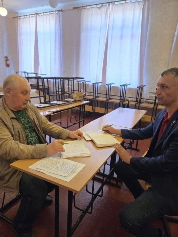 Роман Конев: 27 мая 2026 года депутаты Горловского городского совета от фракции «Единая Россия» — Сергей Третьяков, Елена Кузьмина, Нелля Якуненко, Дмитрий Корона, Сергей Медведев, Максим Лебедев, Геннадий Маюров и Инает... Роман Конев: 27 мая 2026 года депутаты Горловского городского совета от фракции «Единая Россия» — Сергей Третьяков, Елена Кузьмина, Нелля Якуненко, Дмитрий Корона, Сергей Медведев, Максим Лебедев, Геннадий Маюров и Инает...