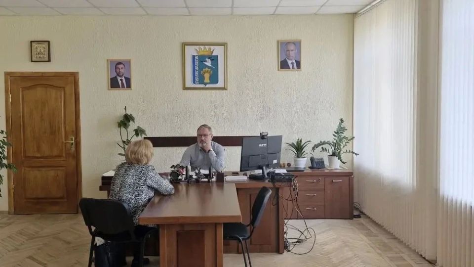 Провёл еженедельный личный приём жителей Мангушского округа Провёл еженедельный личный приём жителей Мангушского округа